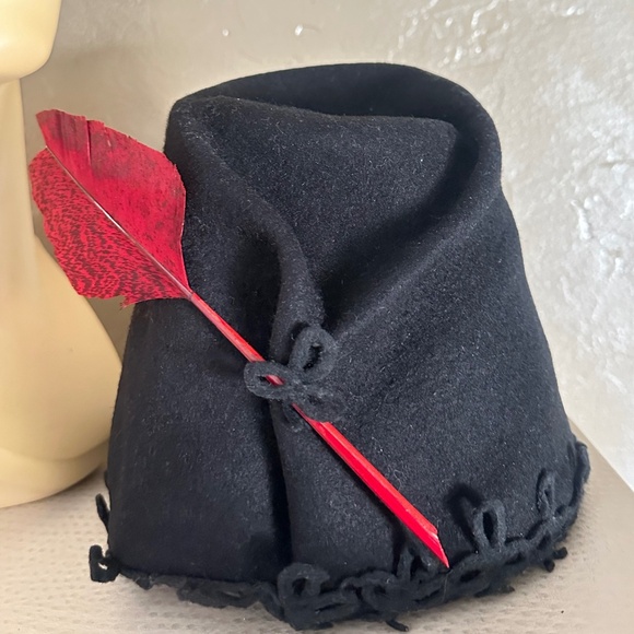 EXCEPTIONAL 1940s' UNIQUE TOP BLACK FELT CONICAL HAT + RED FEATHER & APPLIQUES - Picture 10 of 12